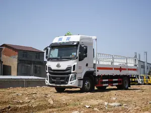 东风柳汽乘龙H5 6.72米仓栅式危险品运输车实拍