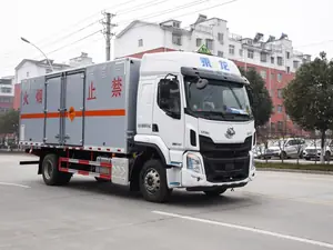 东风柳汽乘龙H5六缸高顶双卧危险品运输车实拍