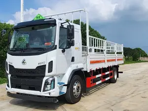 东风柳汽乘龙M3 6.8米仓栅式危险品运输车实拍