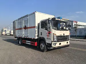 重汽豪沃黄牌危险品厢式运输车