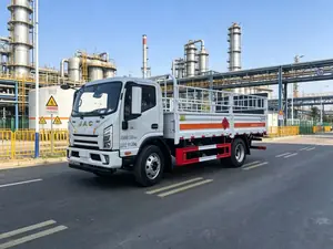 江淮骏铃S9 5.2米高栏危险品运输车实拍