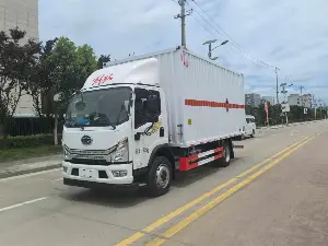 解放J6F黄牌5米2厢长危化品厢式运输车