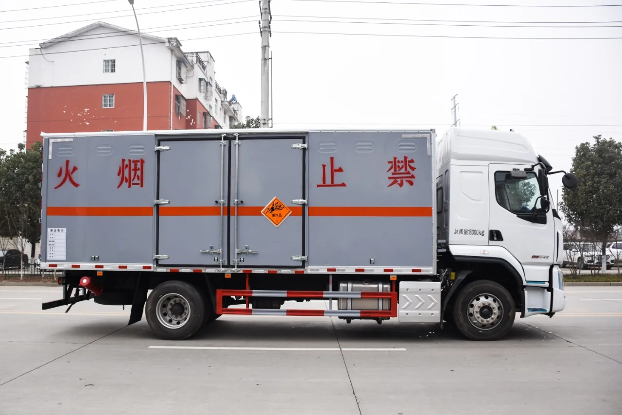 乘龙H5 18吨危化品厢式运输车 右侧正侧面实拍：灰色厢体带侧门（右侧中部双开门）+ 后门双开 + 红色菱形标志 + 车门总质量18000kg标识 + 红白侧防护栏
