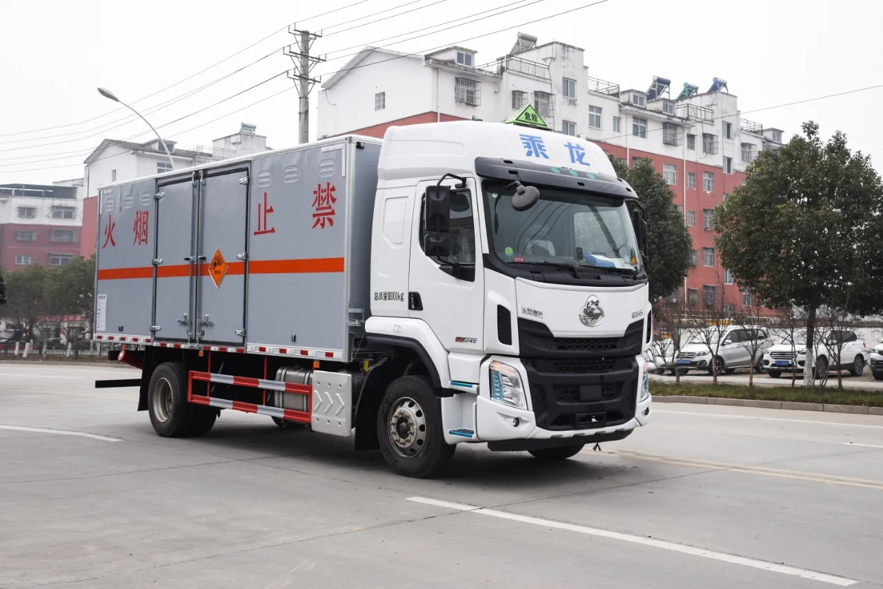 东风柳汽乘龙H5六缸高顶双卧危化品厢式运输车