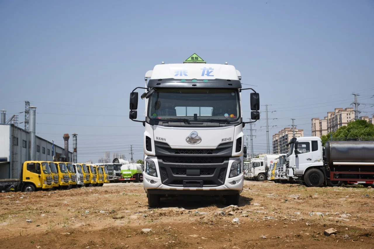 东风柳汽乘龙H5危险品仓栅运输车 正面实拍：乘龙H5驾驶室 + 乘龙鹰标前脸 + 危险品三角顶灯 + LED大灯