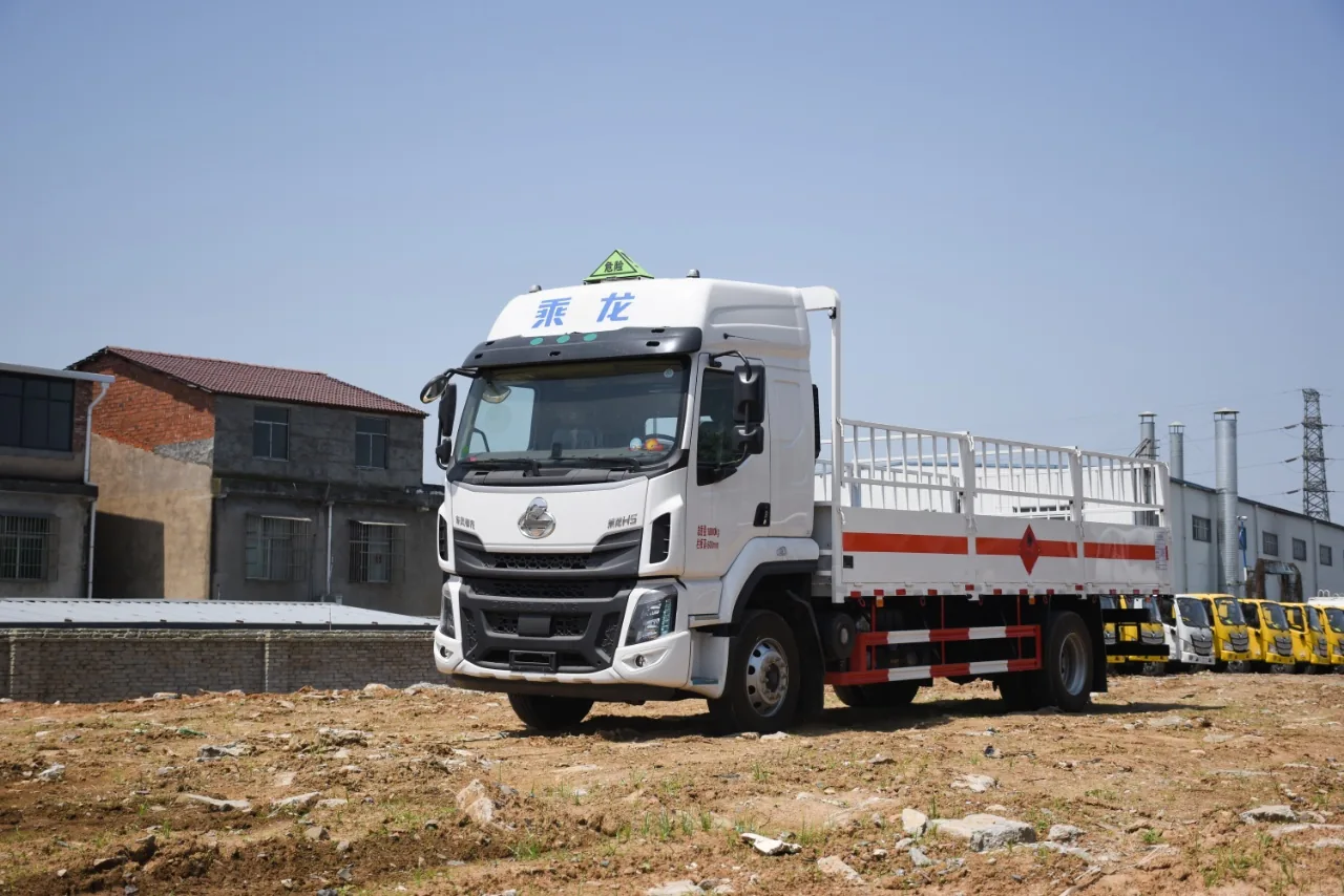 东风柳汽乘龙H5 6.72米仓栅式危险品运输车（18吨）