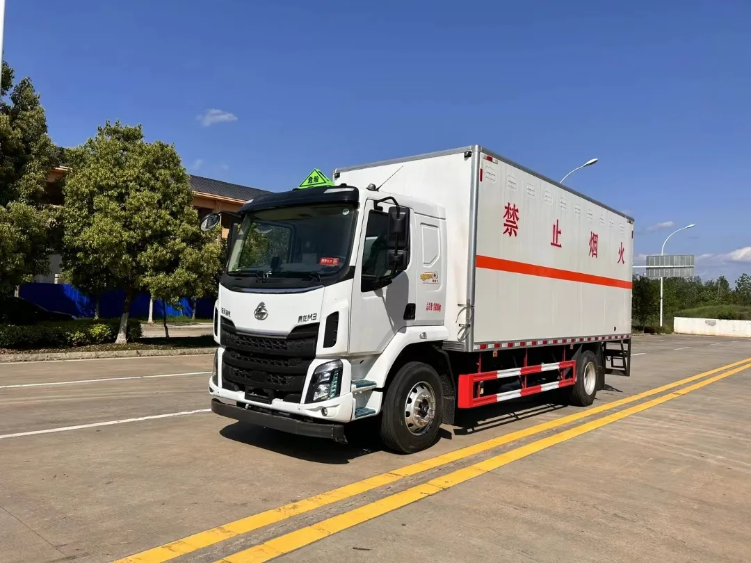 乘龙M3 18吨危险品厢式运输车 右前45度实拍：白色厢体（禁止烟火字样+橙色反光带）+ 车门总质量18000kg标识 + 275/80R22.5轮胎