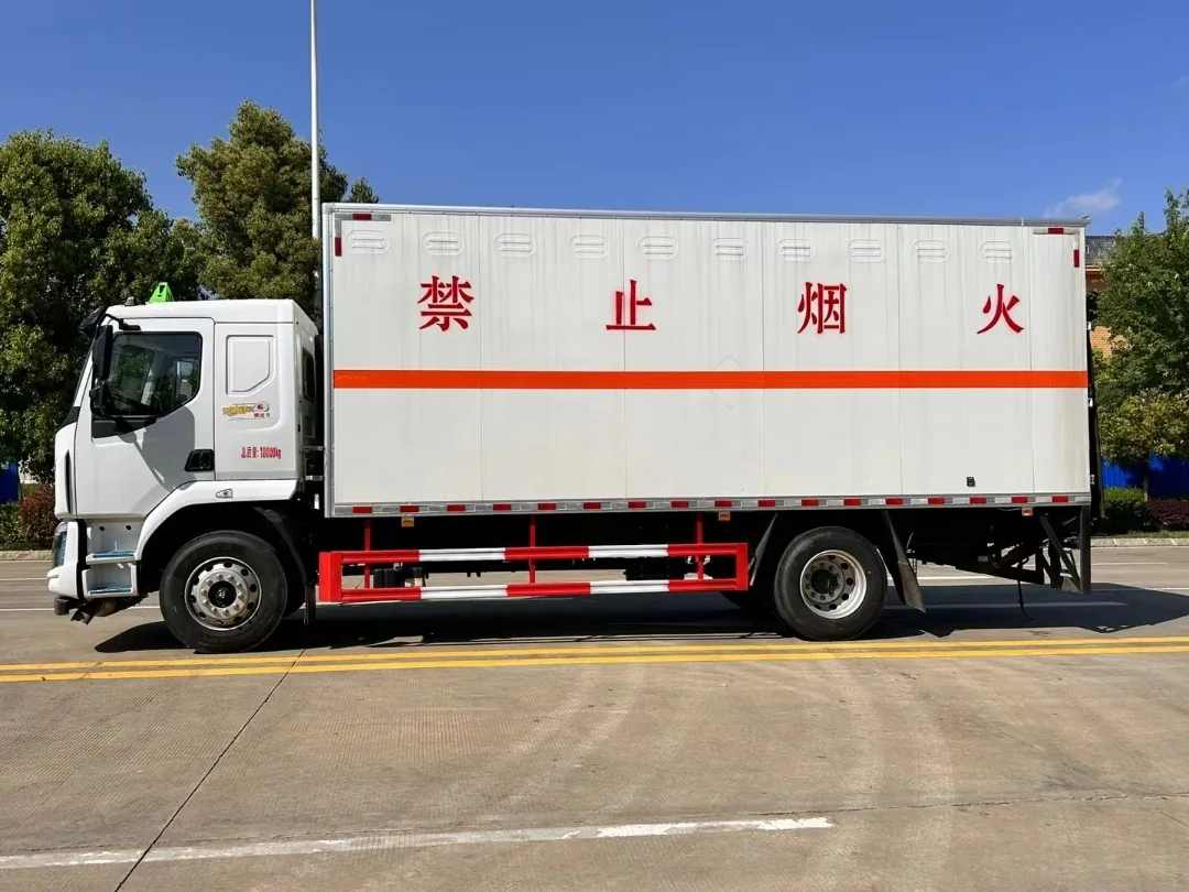 乘龙M3危险品厢式运输车 右侧正侧面实拍：白色厢体（禁止烟火大字+橙色反光带贯通）+ 红白侧防护栏 + 9吨后桥