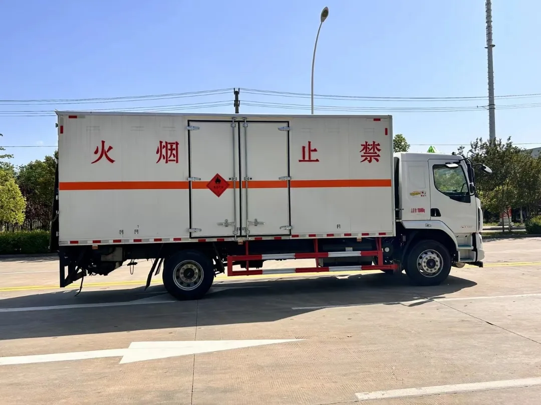 乘龙M3危险品厢式运输车 左侧面实拍：右侧中部单开门 + 红色易燃液体菱形标志 + 危险品顶灯 + 前桥盘式制动
