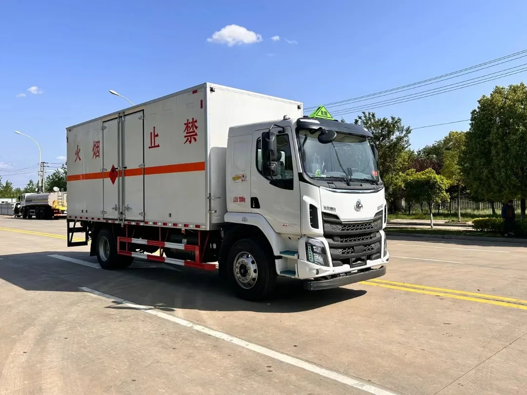 乘龙M3 6米6厢危险品运输车 右前45度行驶实拍：白色厢体（禁止烟火+橙色反光带）+ 危险品顶灯 + 机械半浮驾驶室悬置