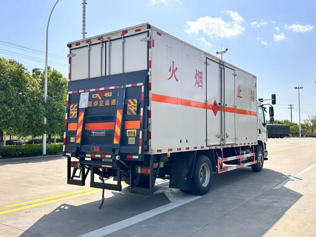 乘龙M3危险品厢式运输车 左后45度实拍：后门双开厢体 + 选装液压尾板 + 危险品标志牌 + 黄黑警示后防护