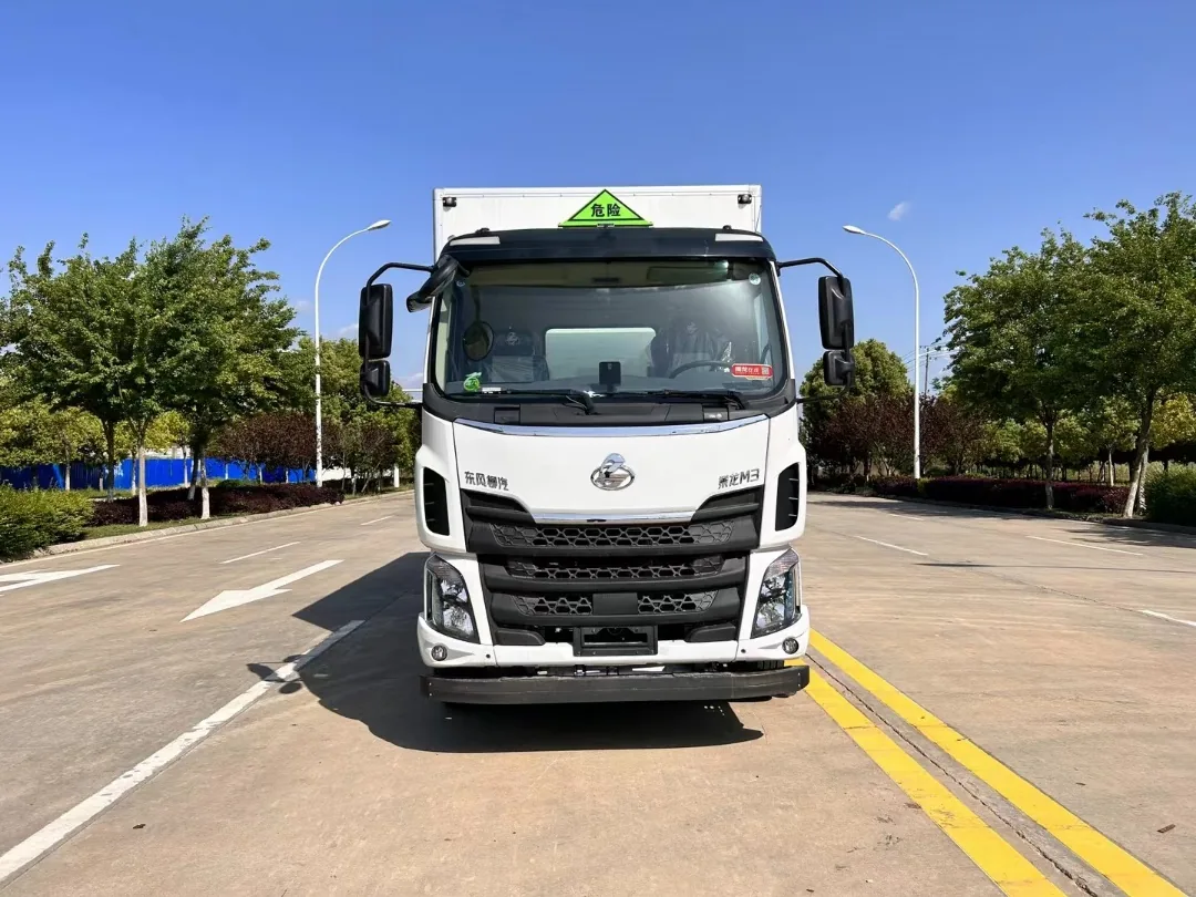 东风柳汽乘龙M3四缸6米6厢18吨危险品厢式运输车