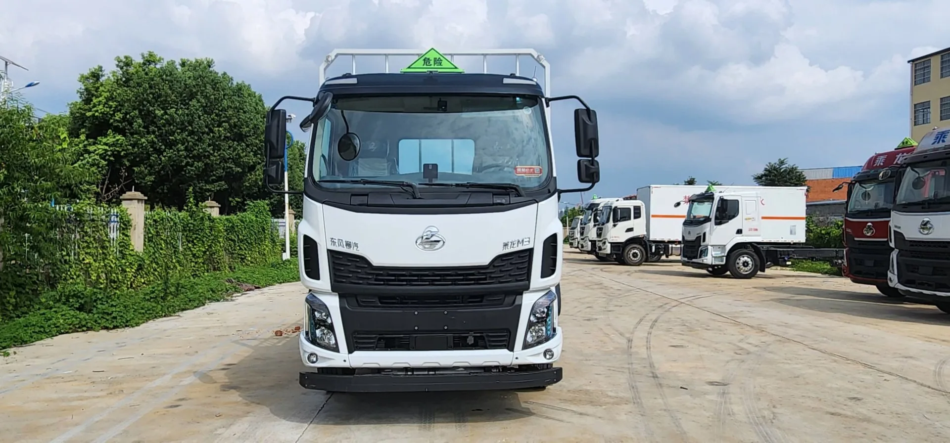 东风柳汽乘龙M3危险品仓栅运输车 正面实拍：乘龙M3驾驶室 + 东风柳汽鹰标 + 危险品三角顶灯 + 龙颜前脸