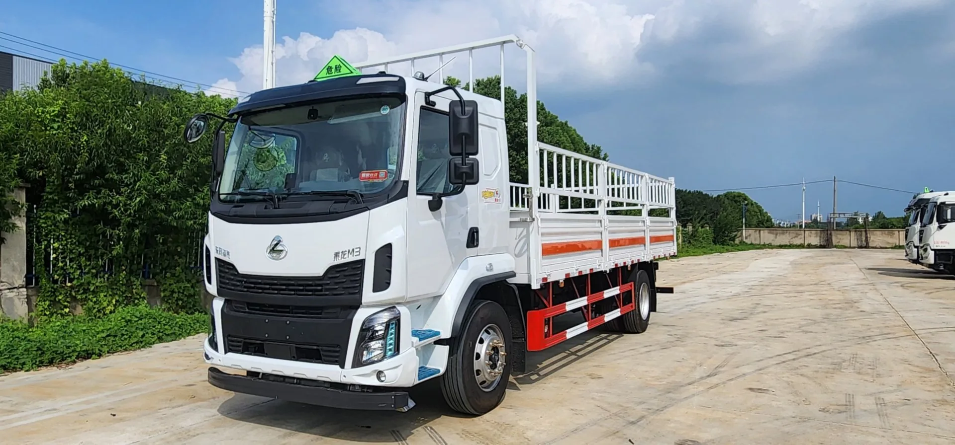 东风柳汽乘龙M3 6.8米仓栅式危险品运输车（18吨）