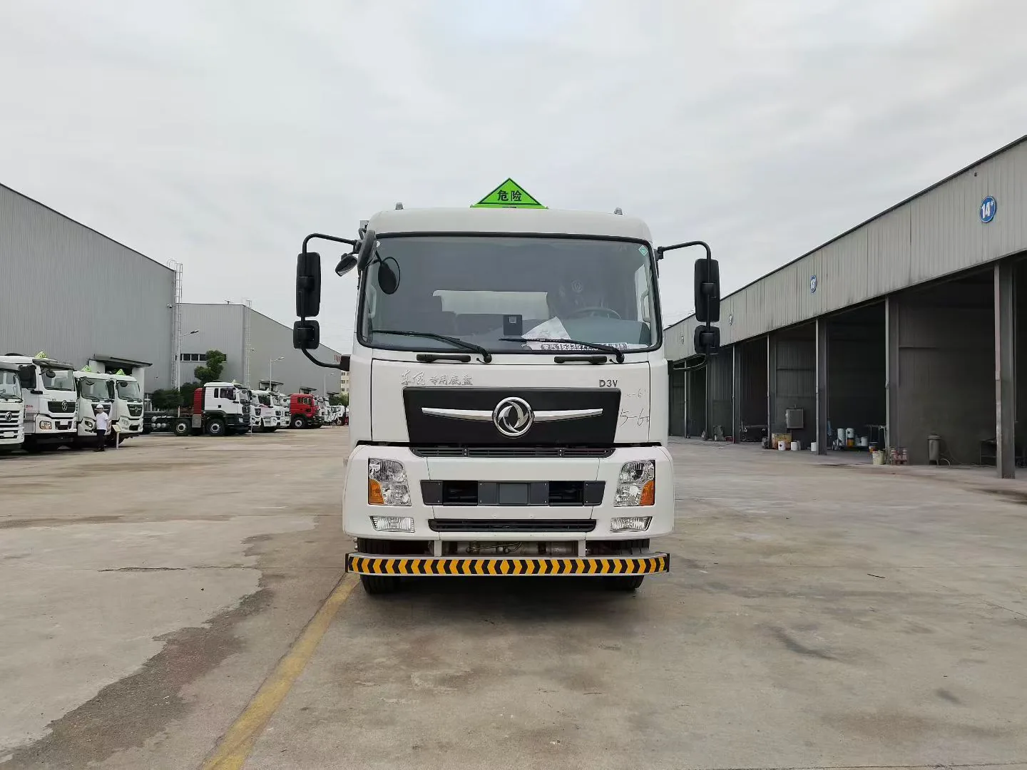 东风D3V高栏危险品运输车 正面实拍 D3V平顶驾驶室+危险品三角顶灯+防撞杠