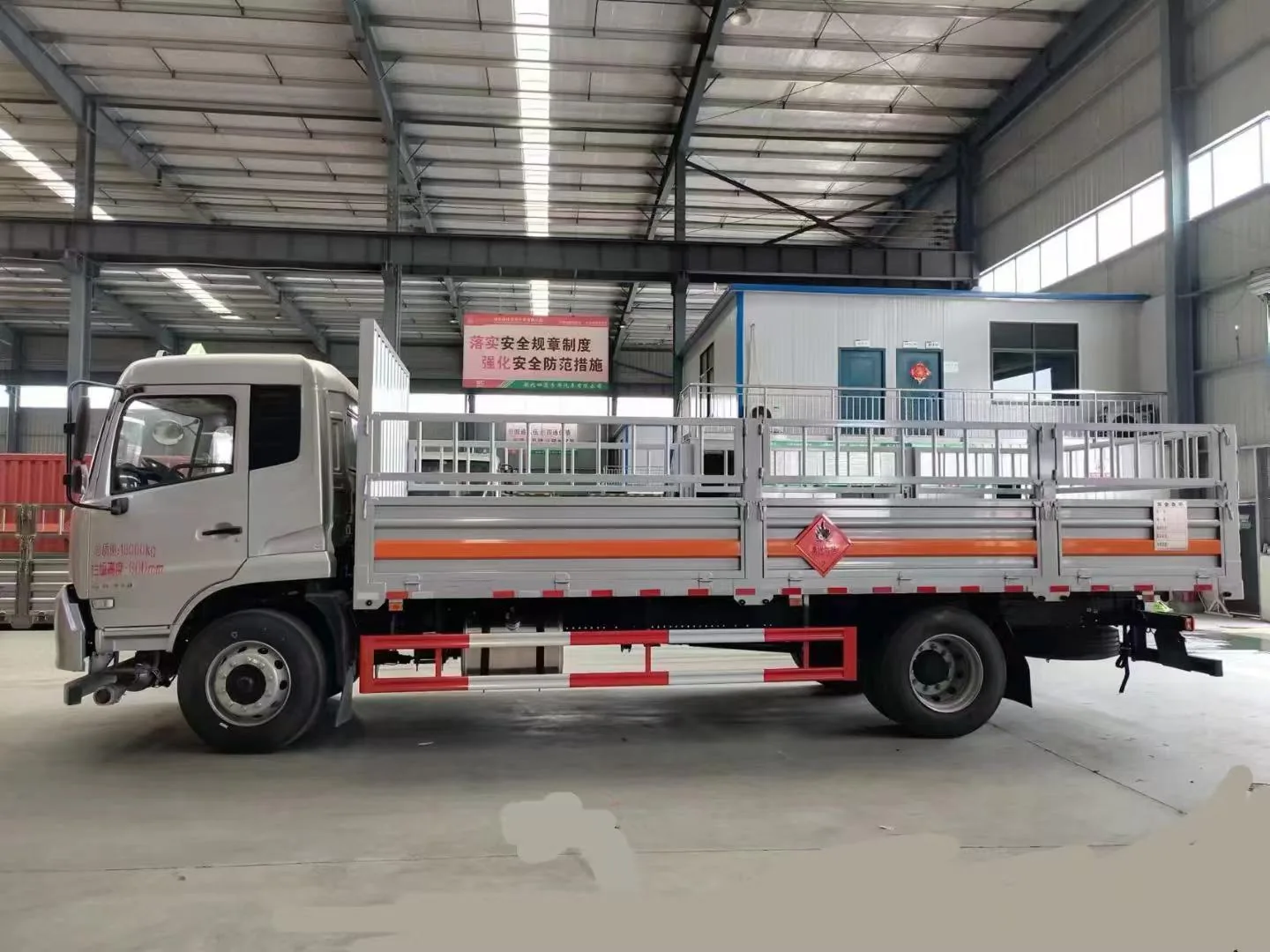 东风D3V 6.7米仓栏危险品运输车 左侧正侧实拍 银灰色花栏高栏完整结构+橙色反光带+危险品菱形标志