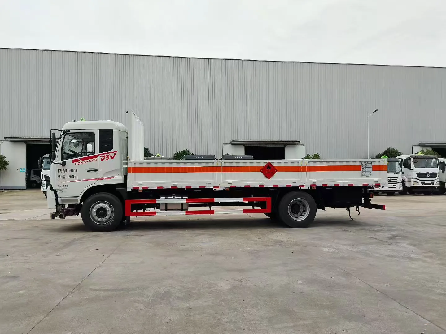 东风D3V栏板式危险品运输车 左侧正侧实拍 白色栏板+橙色反光带+危险品菱形标识+侧防护栏