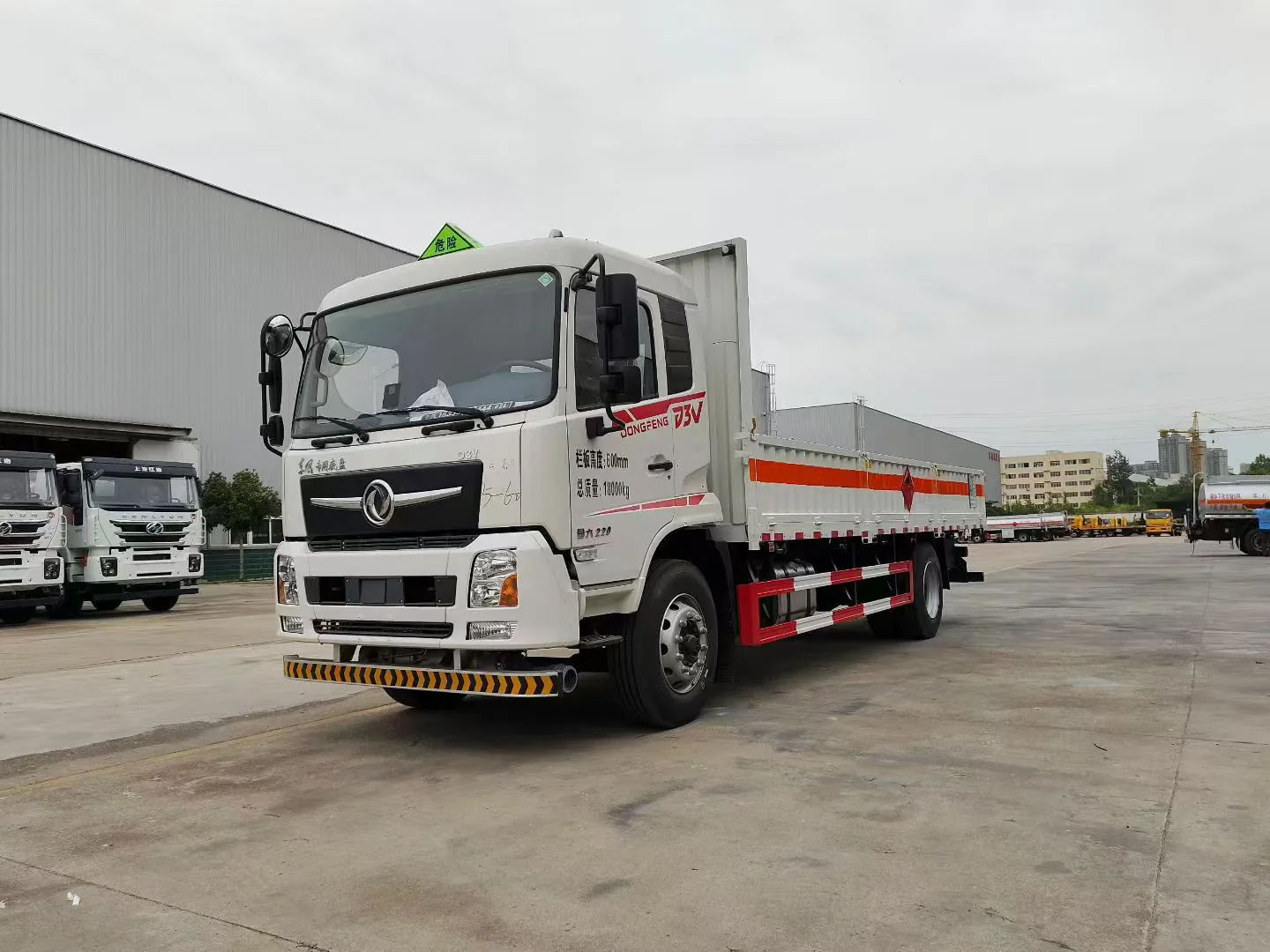东风D3V 6.7米高栏仓栏式危险品运输车（18吨·玉柴220马力）