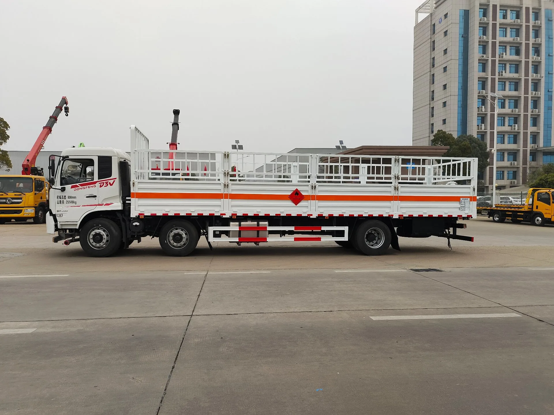 东风D3V小三轴仓栏危险品运输车 左侧正侧实拍 白色花栏高栏+橙色反光带+易燃液体菱形标志