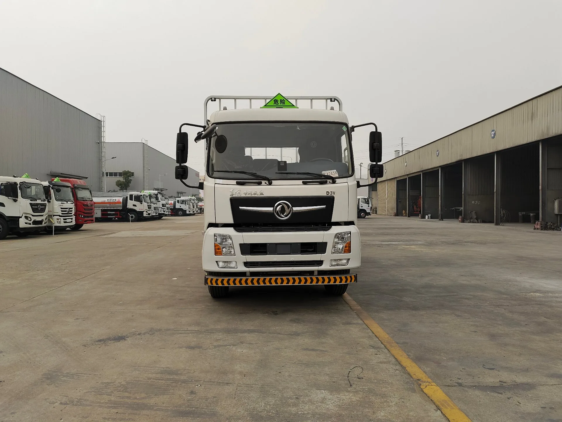 东风D3V 9.6米高栏仓栏危险品运输车 正面实拍 危险品三角顶灯+斜纹防撞杠