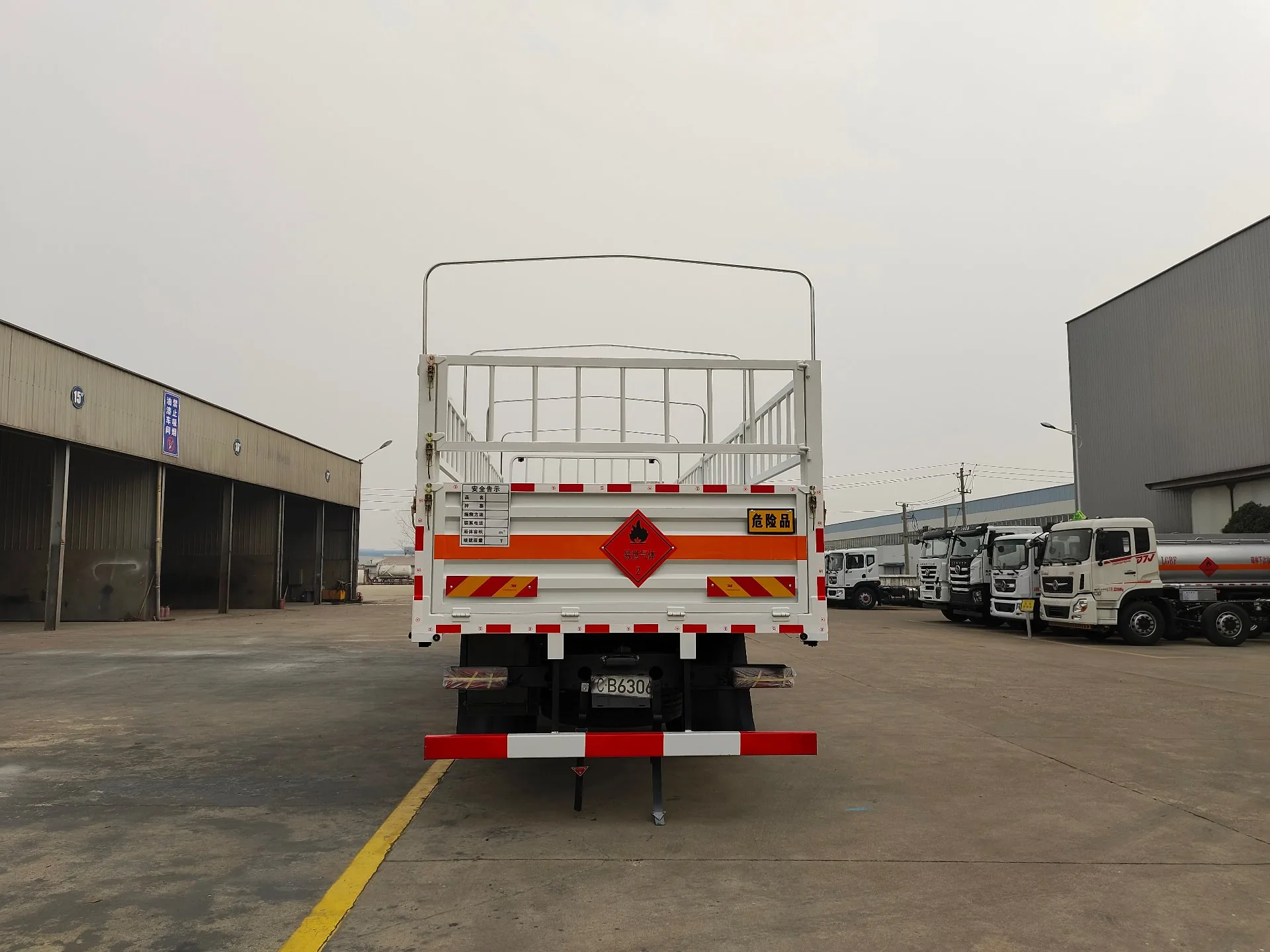 东风D3V小三轴危险品运输车 正后实拍 花栏尾部+易燃液体菱形标+危险品牌+红白尾梁