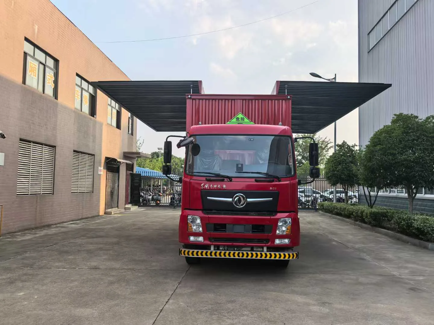 东风D3V危险品厢式运输车 正面实拍 天锦驾驶室前脸+危险品三角顶灯+防撞杠