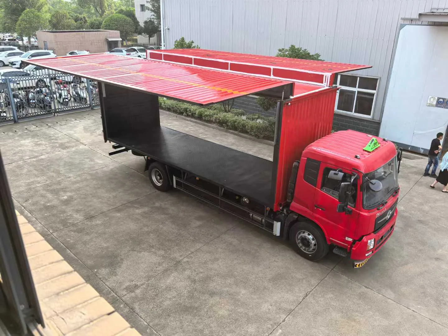 东风D3V 7.7米翼开启危险品运输车 俯视实拍 双侧翼板全展开+花纹底板+厢内卧环固定