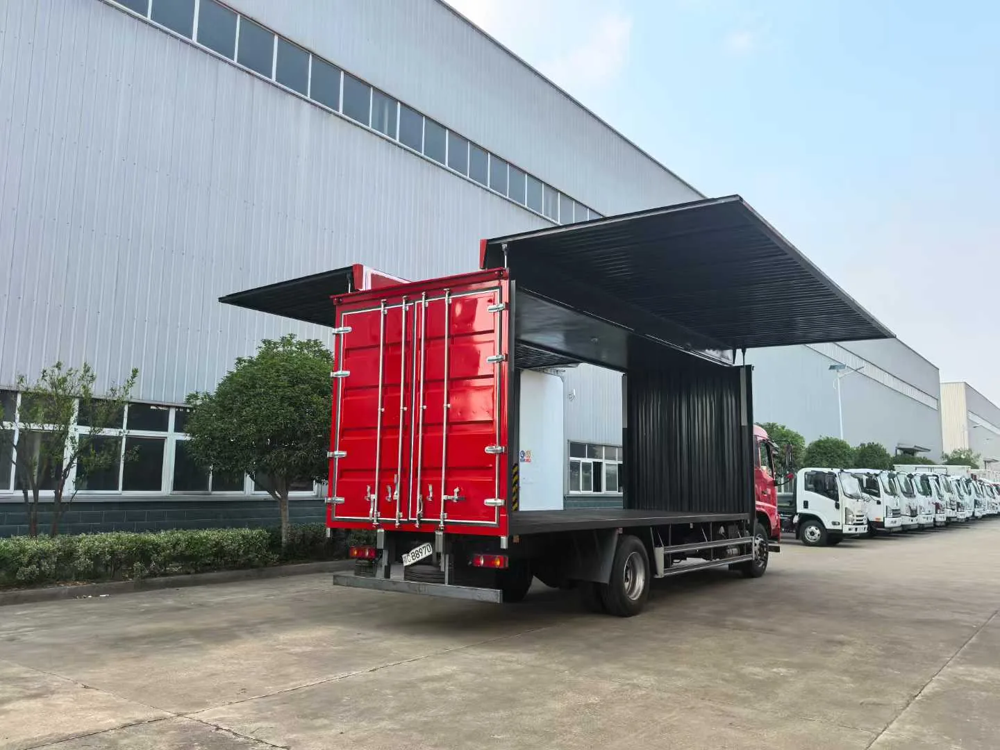 东风D3V翼开启危险品厢式车 右后45度实拍 双开尾门+右侧翼板展开+侧门结构