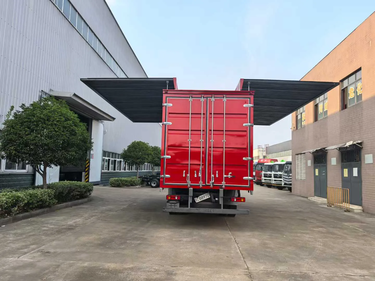 东风D3V危险品厢式运输车 正后方实拍 红色双开尾门+门锁结构+反光标识