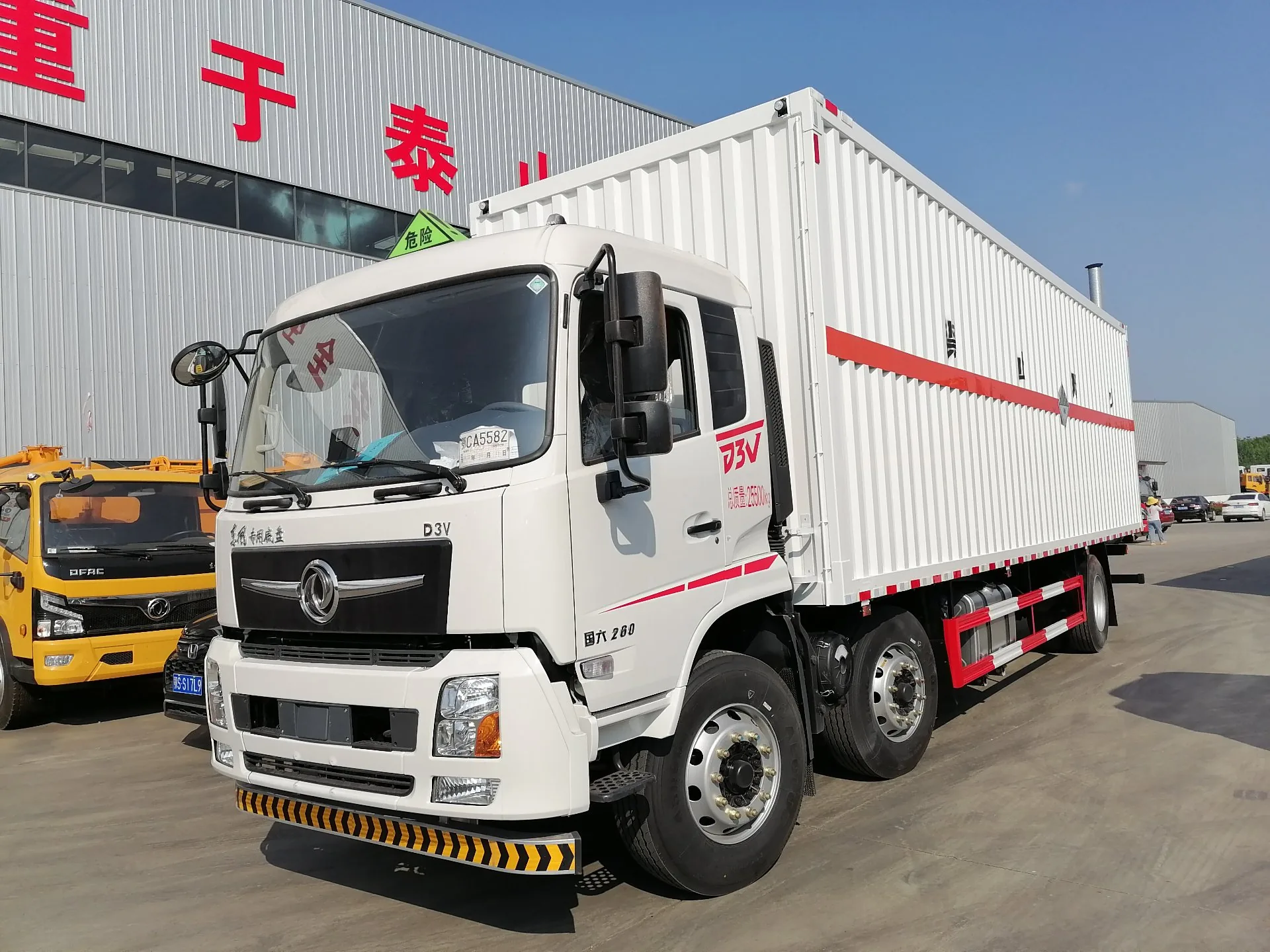 东风D3V小三轴厢式危险品运输车 右前45度实拍 白色瓦楞板厢体+橙色反光带+危险品顶灯