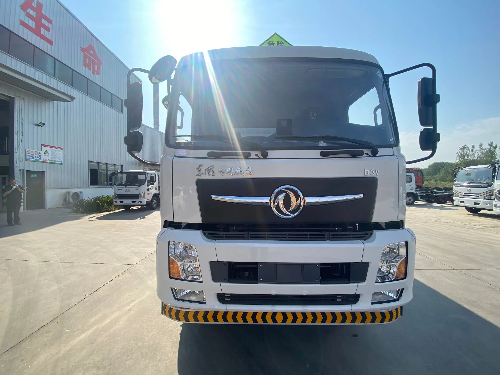 东风D3V危险品厢式运输车 正面实拍 D3V天锦驾驶室+危险品三角顶灯+防撞杠