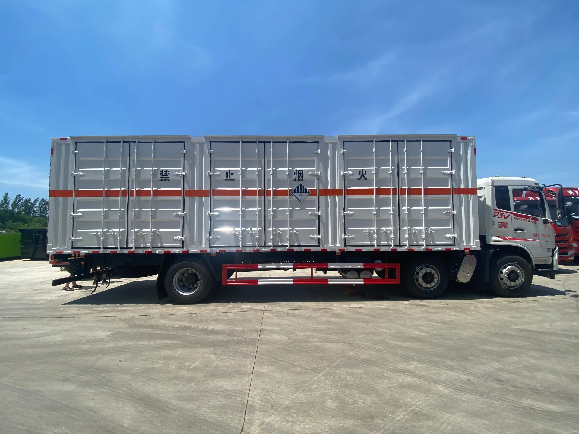 东风D3V 9.6米厢式危险品运输车 右侧正侧实拍 多扇侧门+禁止烟火标识+菱形危险品标志