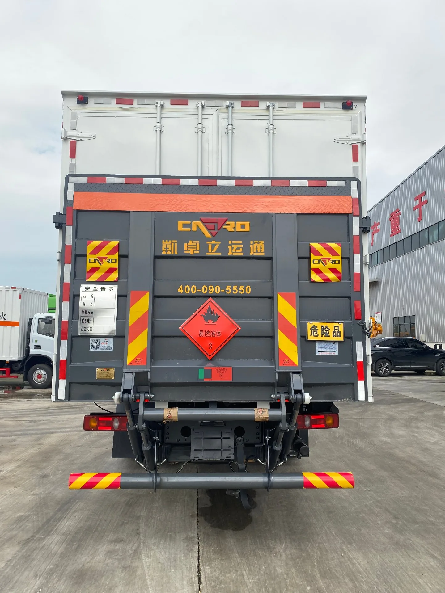 东风D3V厢式危险品运输车 正后方实拍 液压尾板+易燃液体菱形标志+危险品牌+安全告示