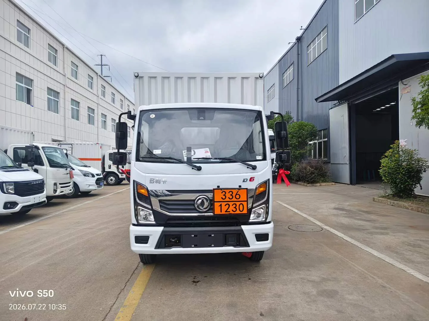 东风多利卡D6蓝牌危险品厢式车正面实拍，星云宽体驾驶室配危险品顶灯