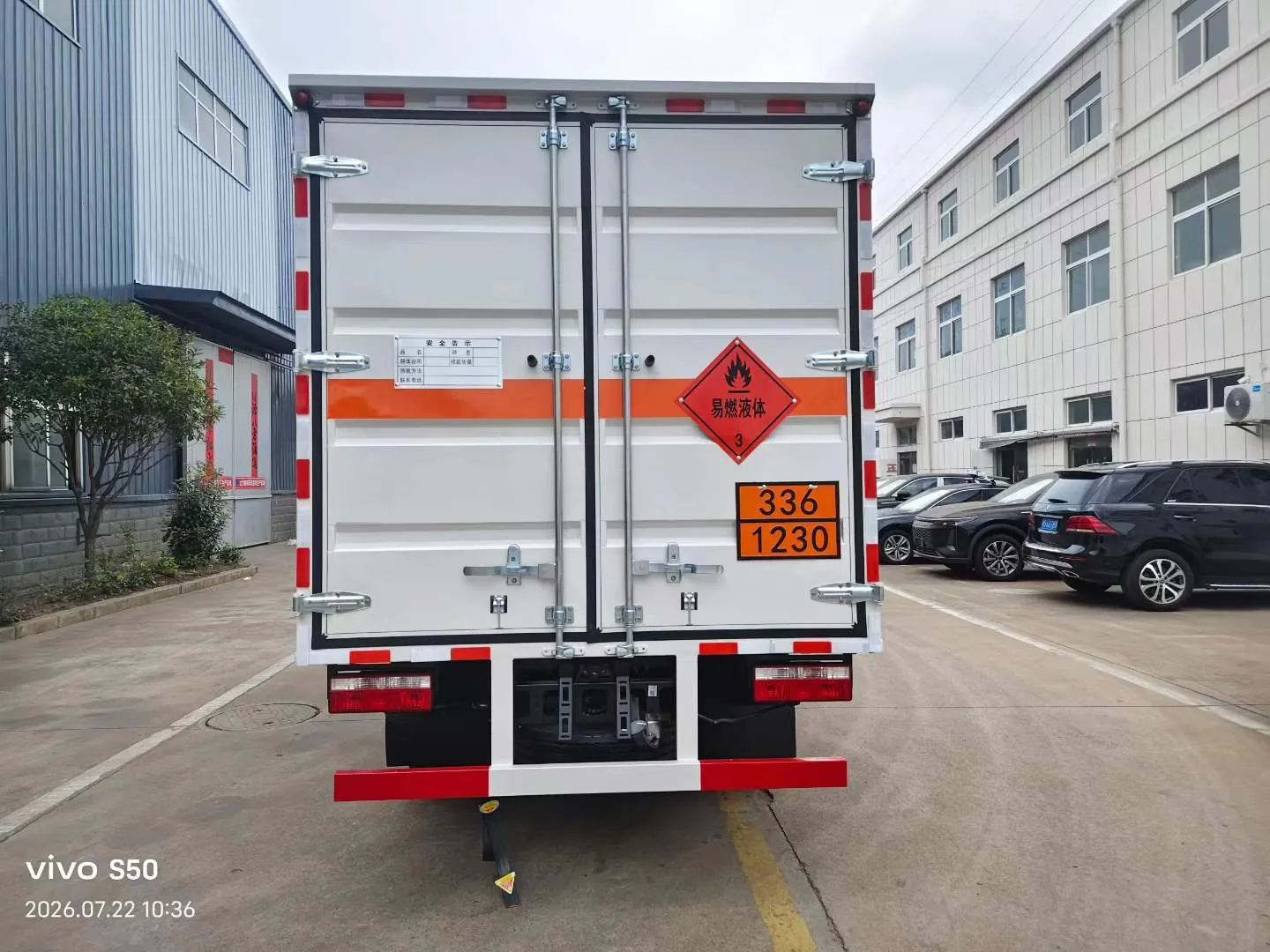 东风多利卡D6蓝牌危险品厢式车正后方实拍，双开后门与易燃液体标识