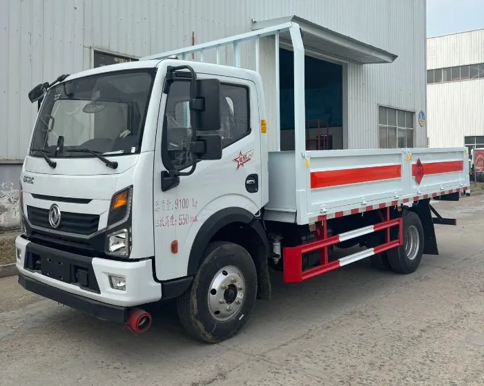 前右 45 度：苍栏板车厢侧面红色反光条 + 圆管龙门架 + 总质量 9100kg 字标