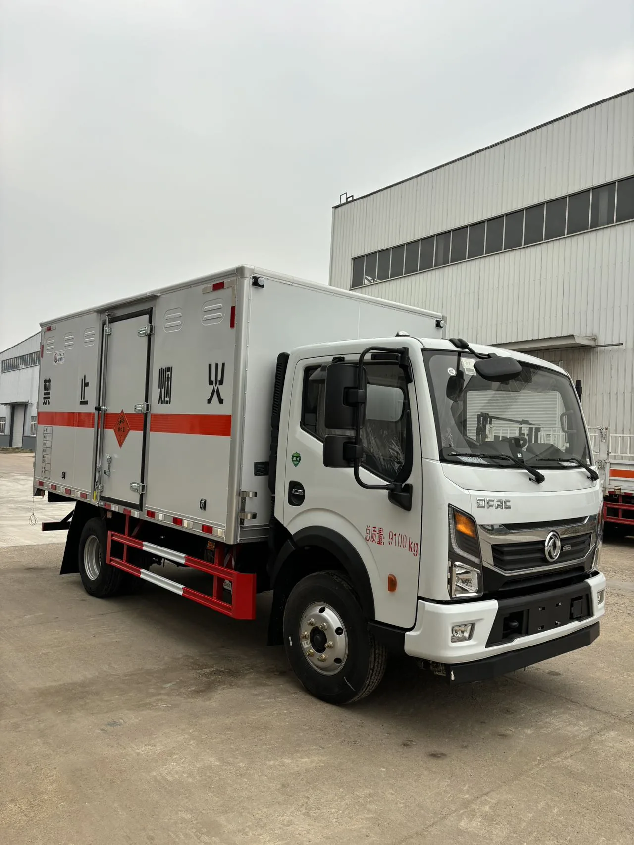 东风多利卡 D6 黄牌 5 吨危险品厢式运输车（4 公告）