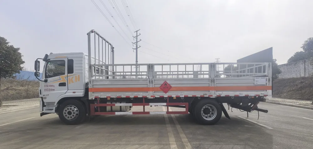 东风锦程 6.7米高栏危险品运输车 左侧正侧实拍 银灰色花栏高栏完整结构+橙色反光带+危险品菱形标志