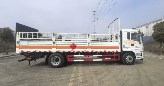 东风锦程栏板式危险品运输车 右前45度实拍 栏板+花栏结构+橙色反光带