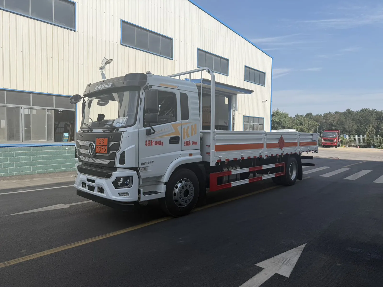东风锦程 6.7米高栏危险品运输车 右侧正侧实拍 18000kg 总质量标识+栏板高800mm