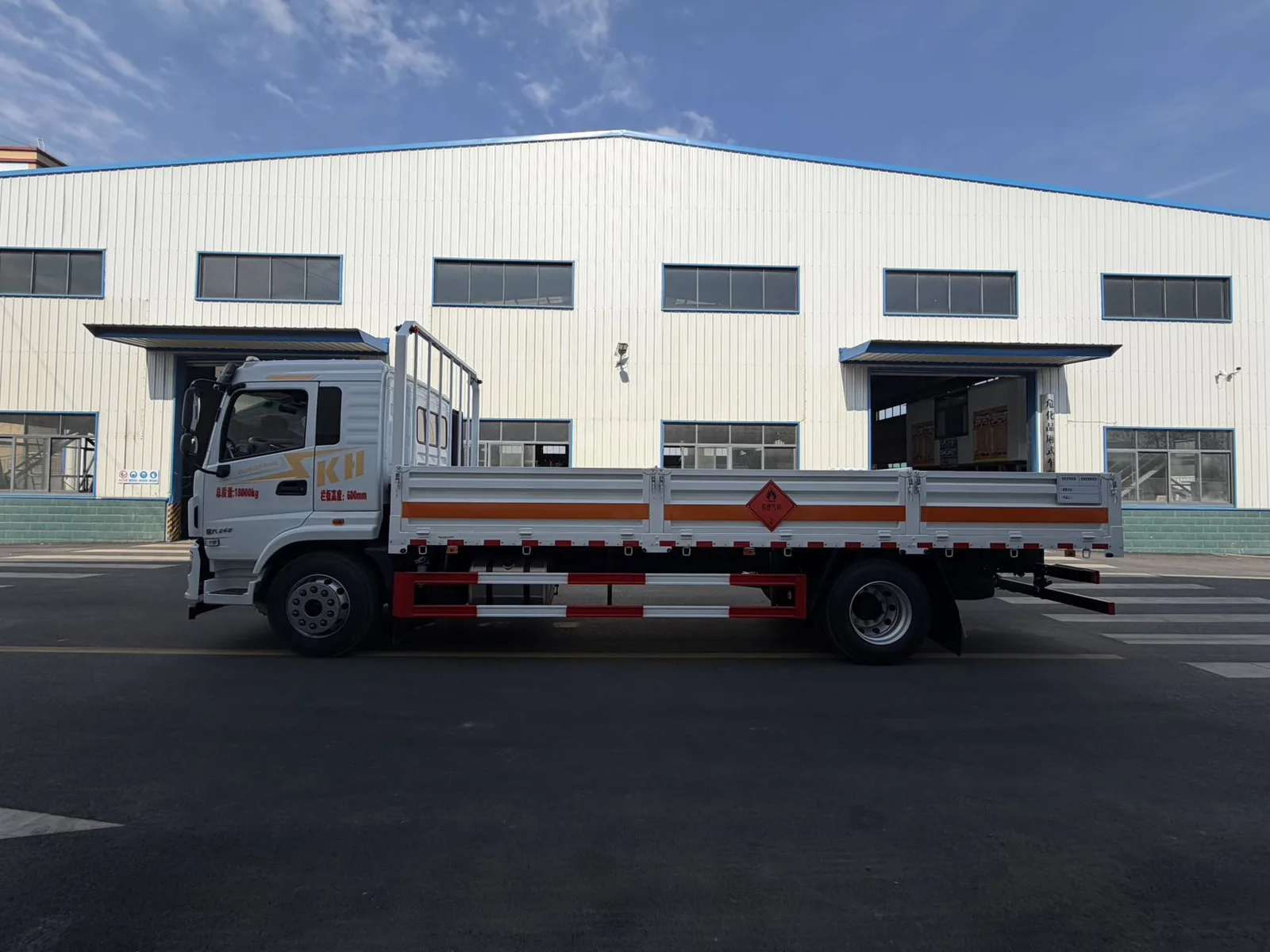 东风锦程高栏危险品运输车 左后45度实拍 栏板结构+侧防护+危险品标识