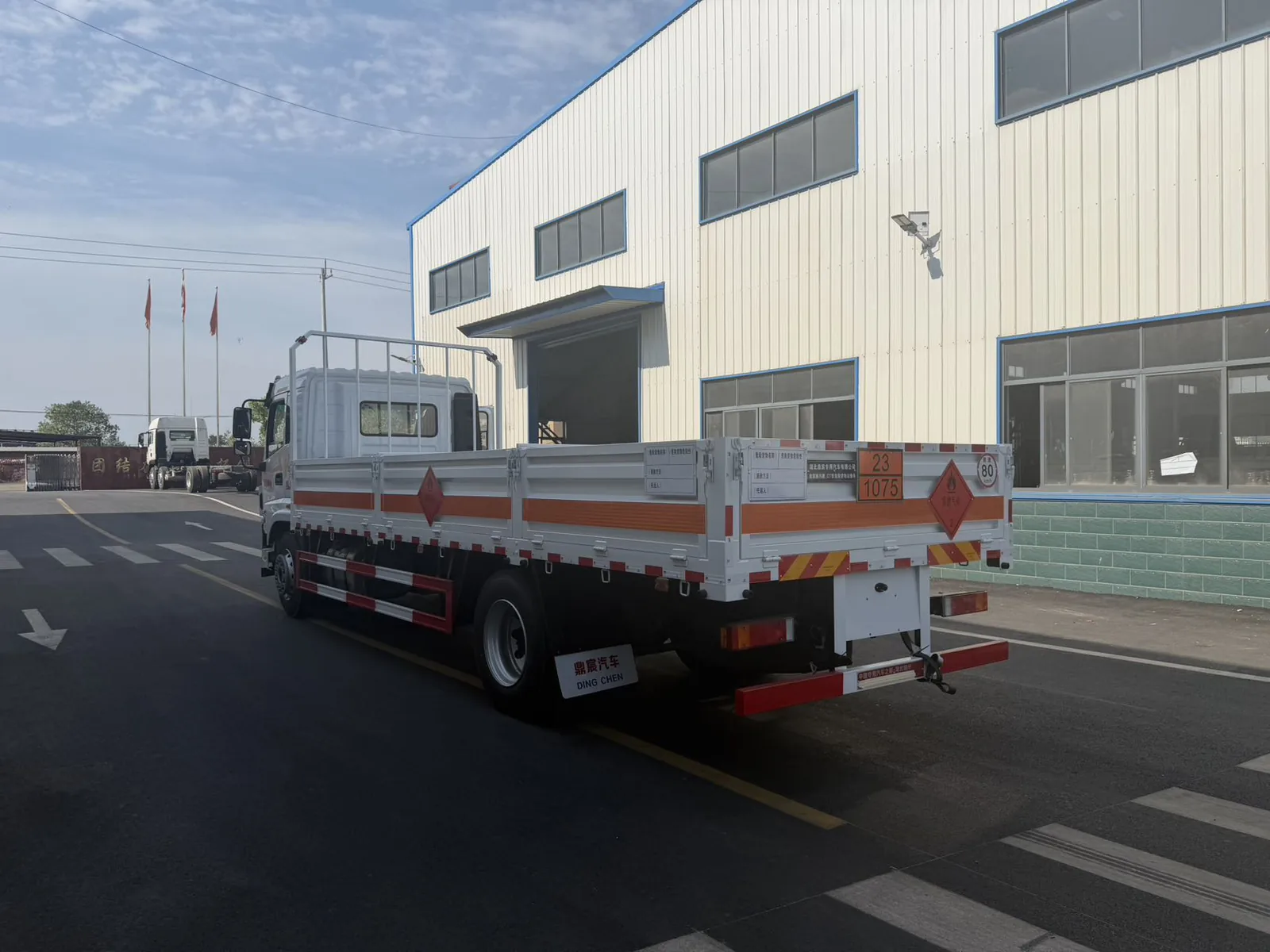 东风锦程 6.7米栏板危险品运输车 右后45度实拍 尾部防护栏+菱形危险品标志