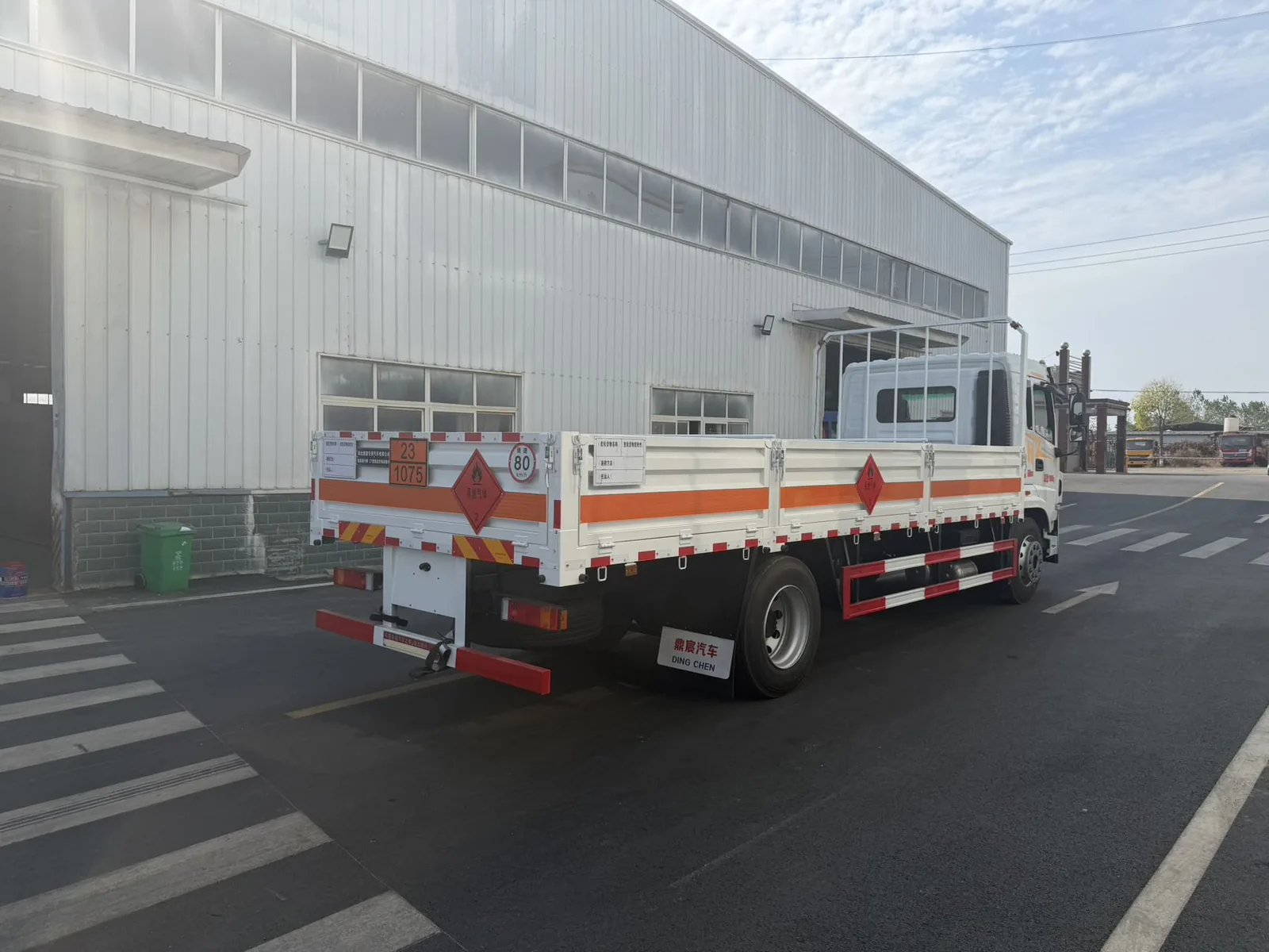 东风锦程高栏危险品运输车 右后侧实拍 后栏板开启状态+80km/h 限速标志