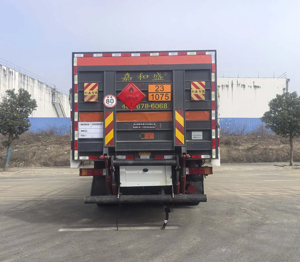 东风锦程栏板危险品运输车 车尾实拍 易燃气体菱形牌+安全告示+后防护+液压尾板