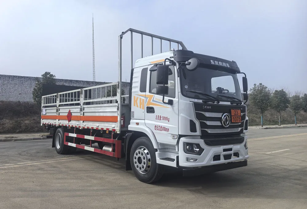 东风锦程 6.7米高栏板危险品运输车 左前45度实拍 白色KH平顶驾驶室+栏板高栏+易燃气体菱形标志