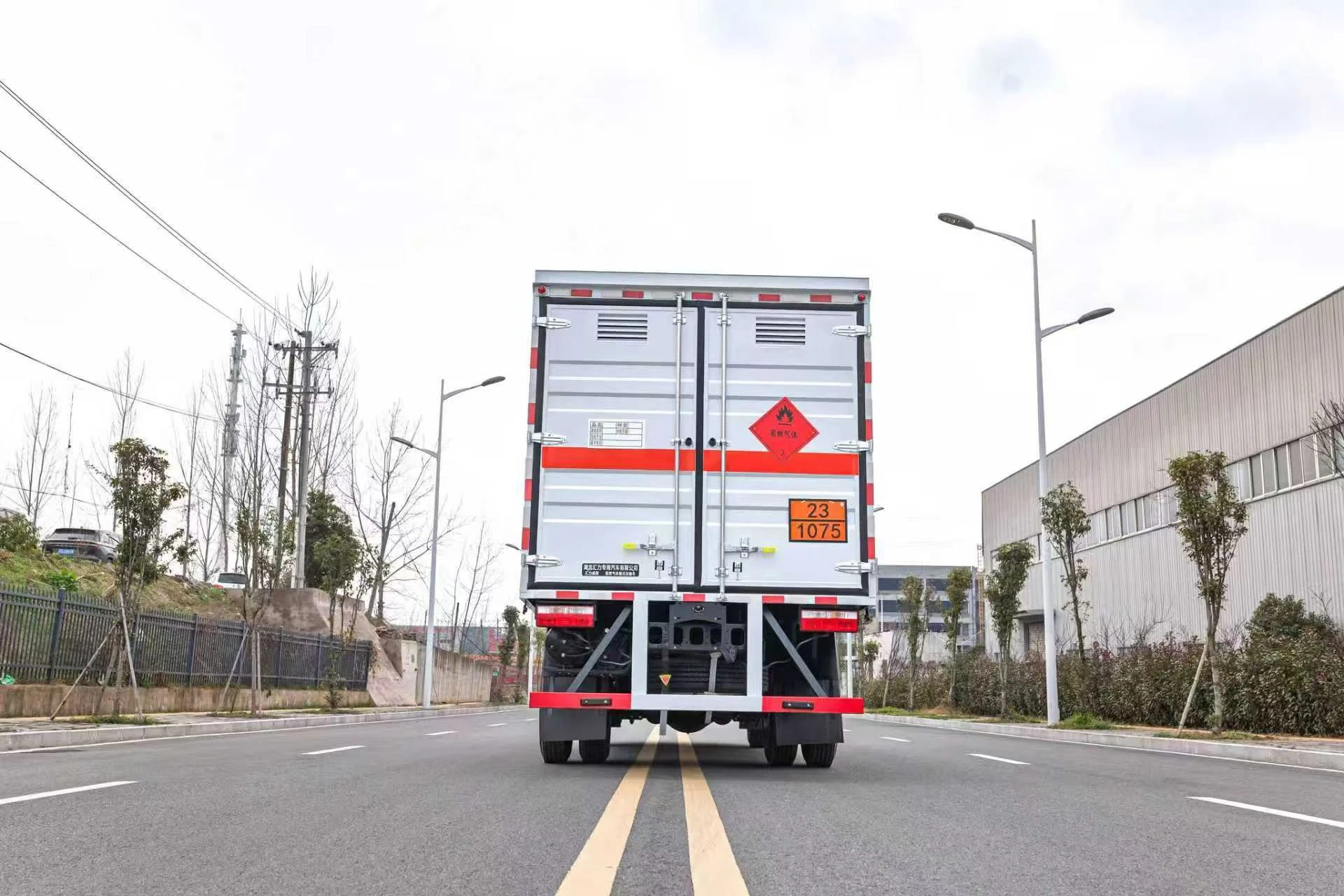 东风凯普特危化厢式车 正后方实拍：对开后门（易燃气体菱形标志+通风口格栅）+ 231075临时牌照 + 示廓灯 + 后防护