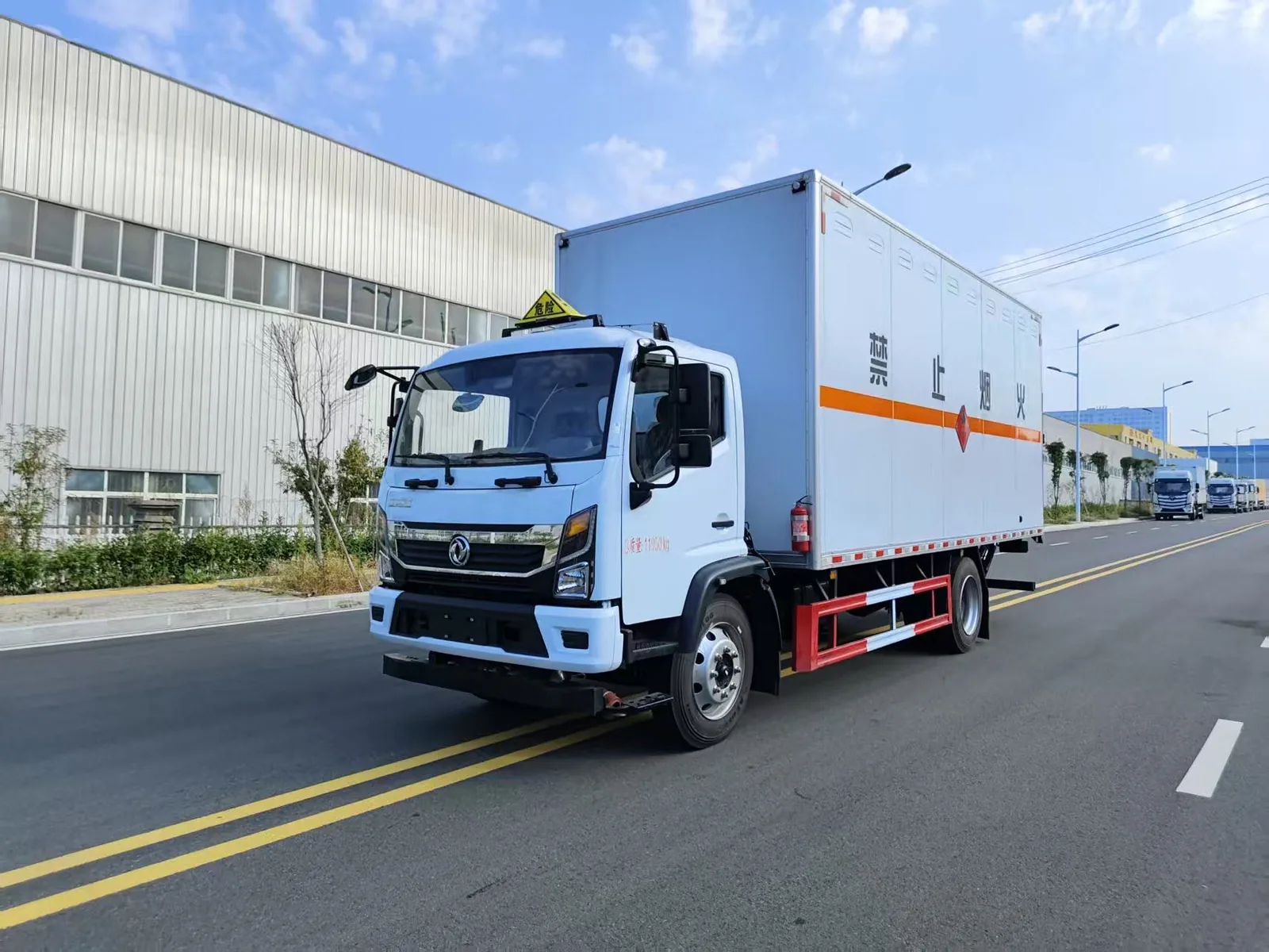 东风凯普特危化厢式车 右前45度行驶实拍：白色复合厢体（百叶窗+橙色反光带）+ 危险品顶灯 + 9R22.5轮胎 + 红白侧防护栏