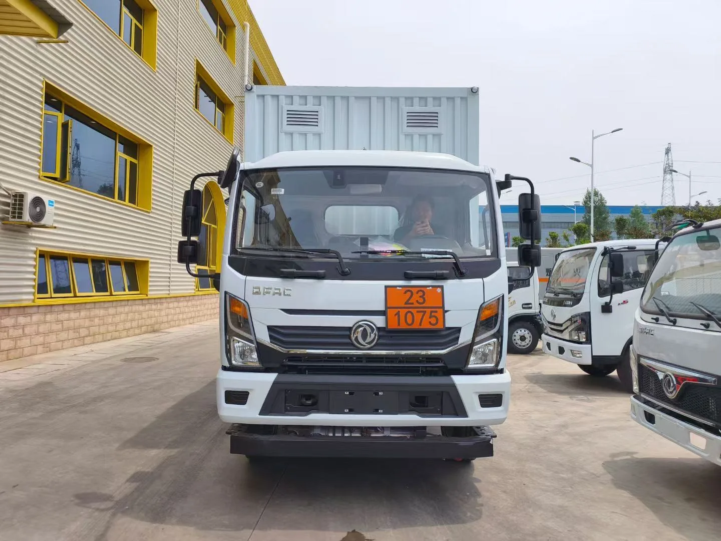 东风凯普特危险品厢式运输车 正面实拍：DFAC东风标志 + 星云豪华驾驶室（2100mm宽体）+ 白色厢体百叶窗细节