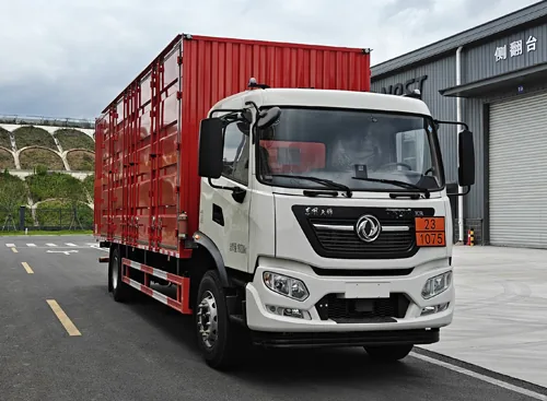 东风天锦KR单桥危险品厢式运输车 高顶双卧驾驶室整车实拍（红色厢体、厂区场景）