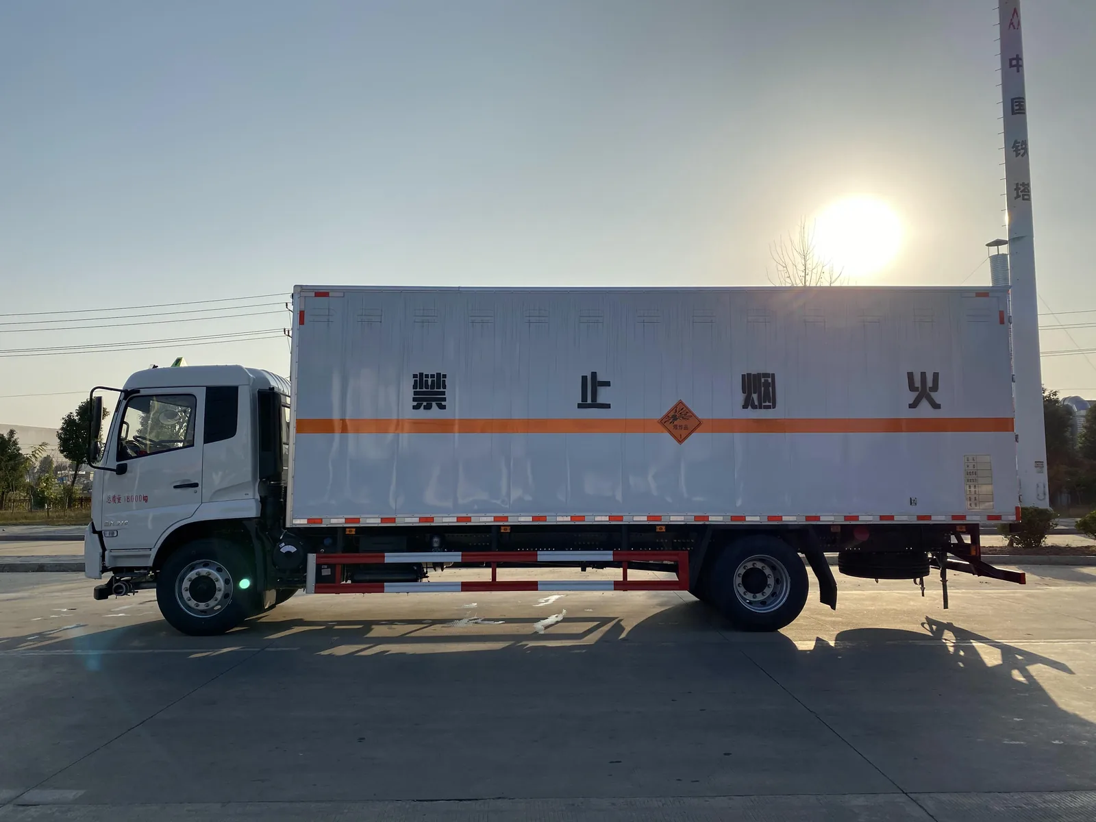 东风天锦单桥6米8爆破器材运输车 左侧正视图，白色厢体百叶窗通风口一字排开、「禁止烟火」字样与爆炸品菱形标识、橙色反光带贯穿厢体